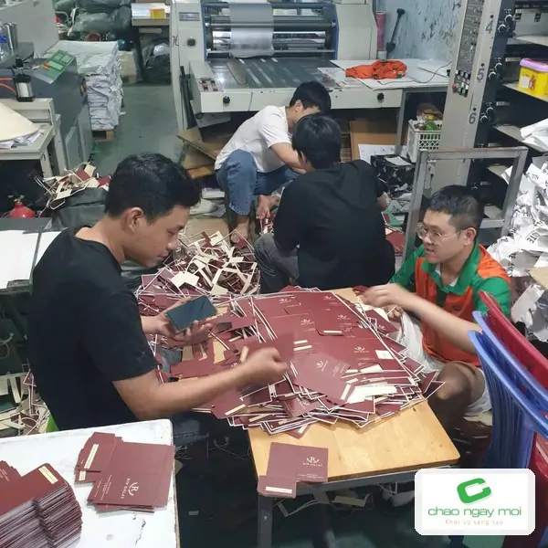 Nhóm kỹ thuật viên cùng hoàn thiện đơn hàng gấp tại xưởng