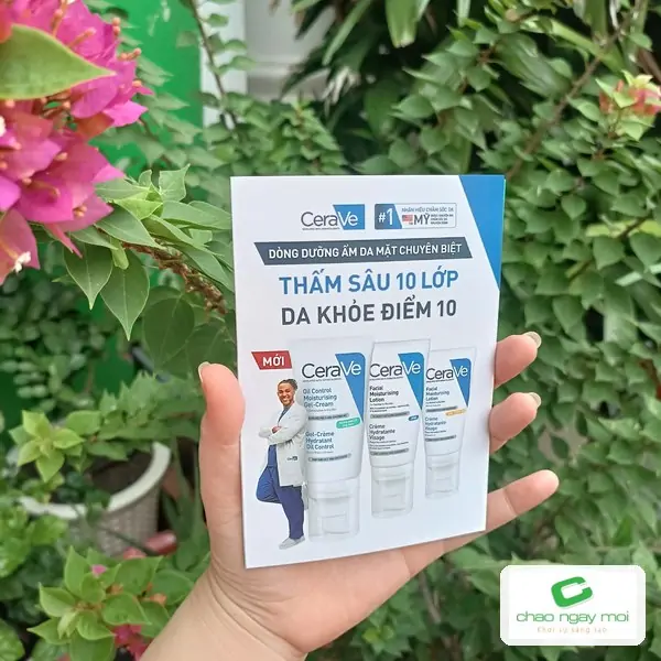Tờ rơi CeraVe in m&agrave;u cầm tr&ecirc;n tay
