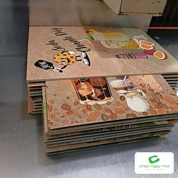 Chồng b&igrave;a giấy kraft in h&igrave;nh đồ uống