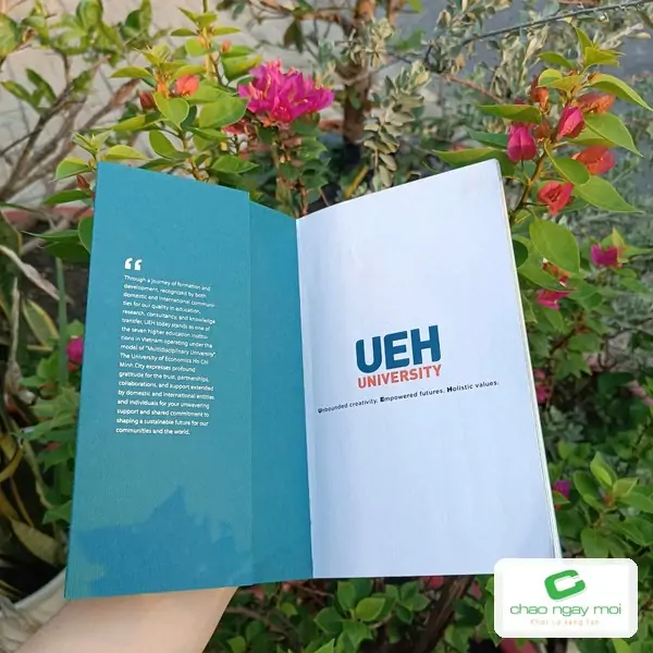 Cuốn sách UEH mở phẳng với trang trong chắc chắn