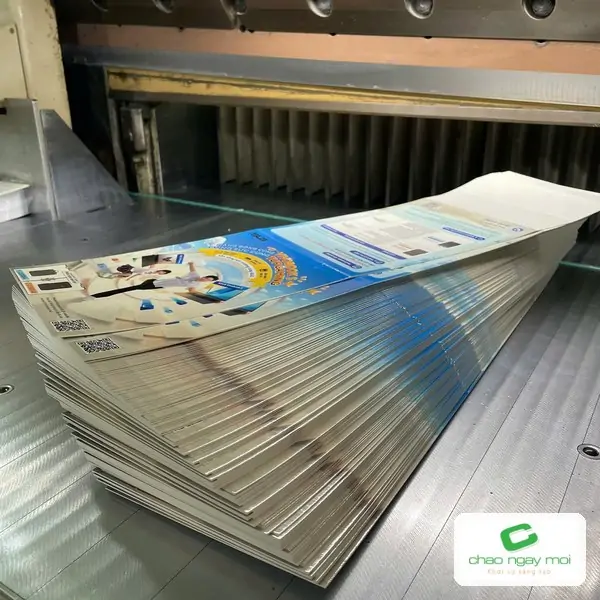 Chồng tờ in được đặt tr&ecirc;n m&aacute;y cắt giấy