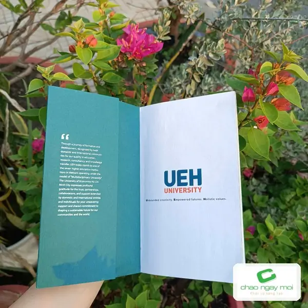 Cuốn s&aacute;ch UEH mở trang b&igrave;a trong