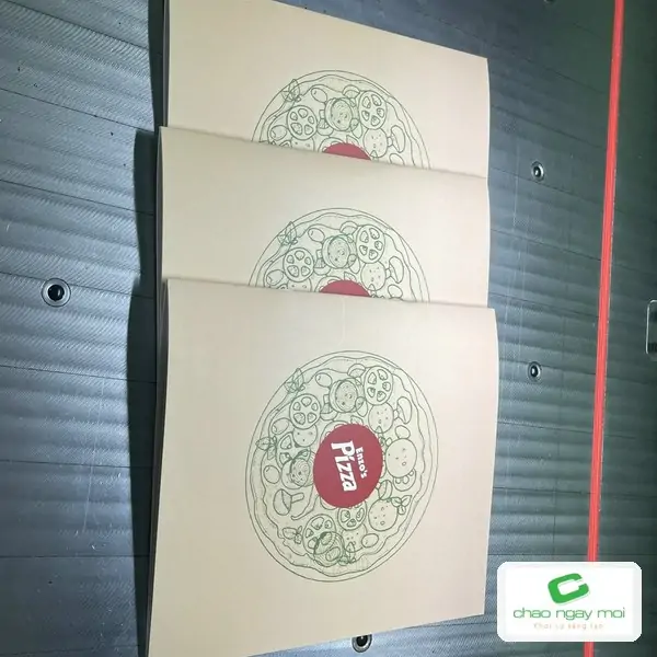 Ba tập b&igrave;a in tr&ecirc;n giấy kraft xếp tr&ecirc;n b&agrave;n m&aacute;y