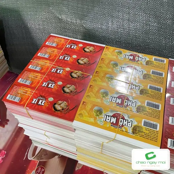 C&aacute;c xấp nh&atilde;n in nhiều mẫu xếp cạnh nhau