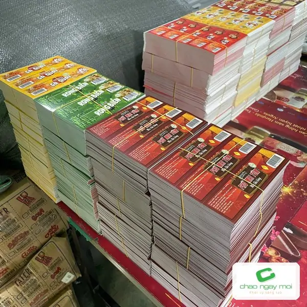Tem nh&atilde;n nhiều m&agrave;u đ&atilde; in sẵn s&agrave;ng giao h&agrave;ng
