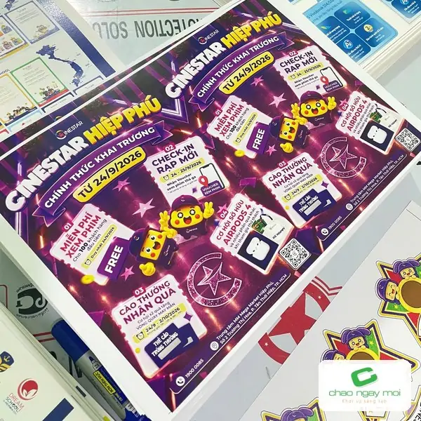 Tờ in poster nhiều mẫu được kiểm tra trên bàn