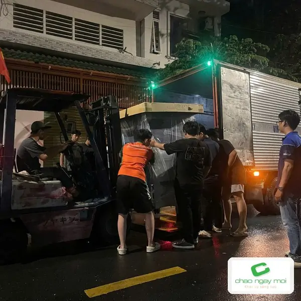 Xe nâng đưa thiết bị lớn vào xưởng in