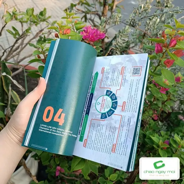 Cuốn sách mở trang bìa và sơ đồ chương trình