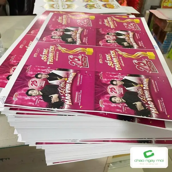 Tờ in khổ lớn với nhiều poster nhỏ gh&eacute;p tr&ecirc;n c&ugrave;ng một tờ
