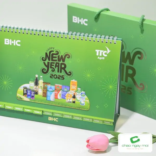 Lịch để bàn và túi quà cùng bộ nhận diện