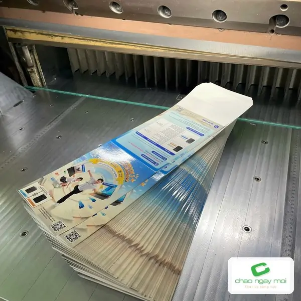 Chồng tờ gấp in tr&ecirc;n m&aacute;y cắt giấy
