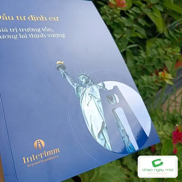 B&igrave;a brochure Interimm nh&igrave;n nghi&ecirc;ng
