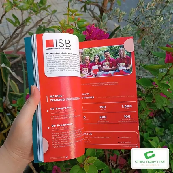 Cuốn s&aacute;ch ISB mở trang b&igrave;a đỏ