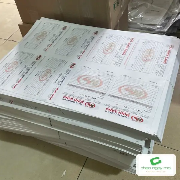 Tờ in th&agrave;nh phẩm được lấy ra từ m&aacute;y in kỹ thuật số
