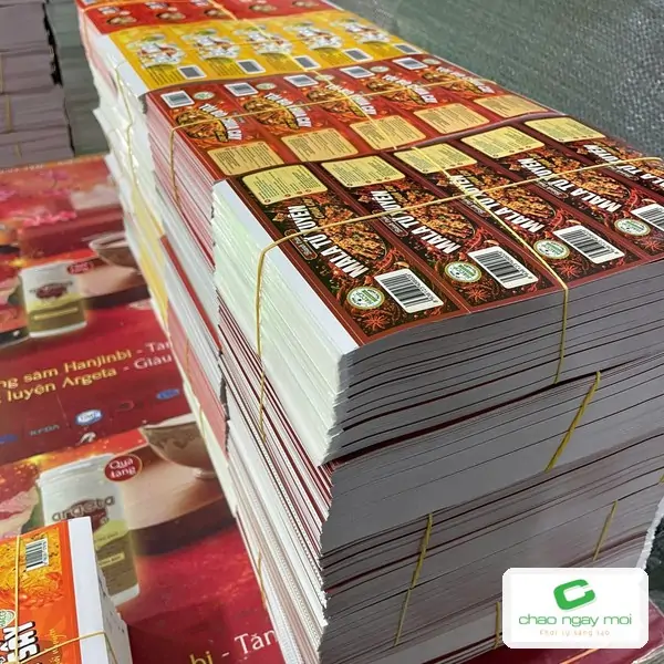 Chồng tem nh&atilde;n đ&atilde; in chờ cắt th&agrave;nh phẩm