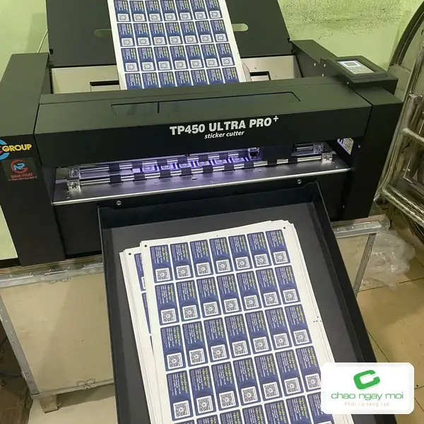 Máy bế tự động và khay thu tờ nhãn sau khi cắt