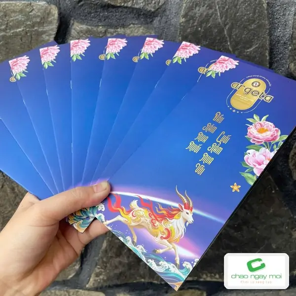 Thiệp gấp quạt th&agrave;nh phẩm sau khi gấp, c&aacute;c nếp gấp đều