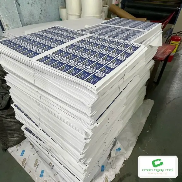 Chồng tờ in khổ lớn cao, minh họa cho khối lượng sản xuất liên tục