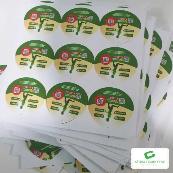 Tờ decal tr&ograve;n in nhiều nh&atilde;n chuẩn bị cho c&ocirc;ng đoạn bế
