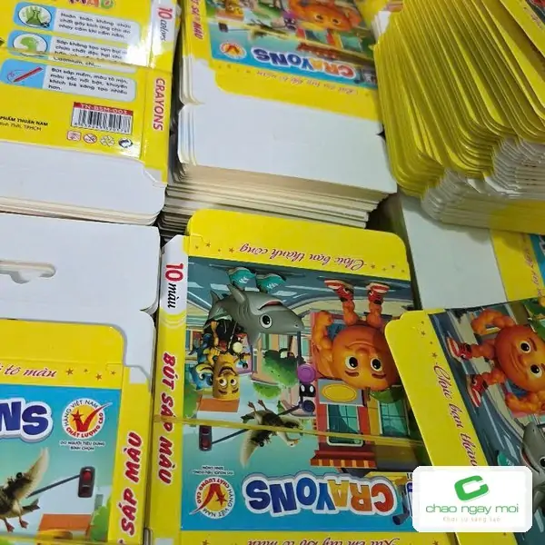 Hộp giấy in m&agrave;u tươi sau khi bế, cho thấy chất lượng in số lượng nhiều mẫu