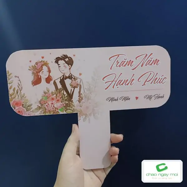 Bảng cầm tay in hình cưới sắc nét trên bề mặt cứng