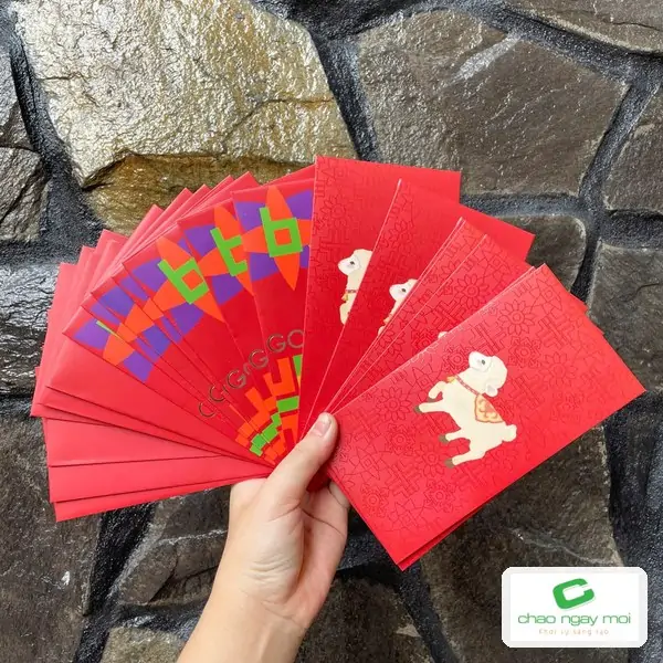 Bao lì xì ép kim hình linh vật nổi bật trên nền đỏ