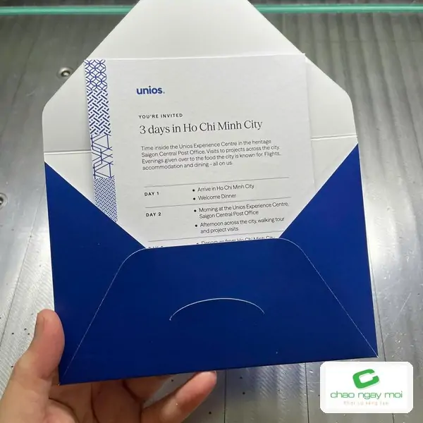 Phong b&igrave; giấy ho&agrave;n thiện đựng thư mời, m&eacute;p bế đều v&agrave; gọn