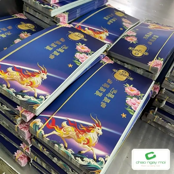 Chồng th&agrave;nh phẩm in sau khi x&eacute;n, m&eacute;p giấy phẳng đều