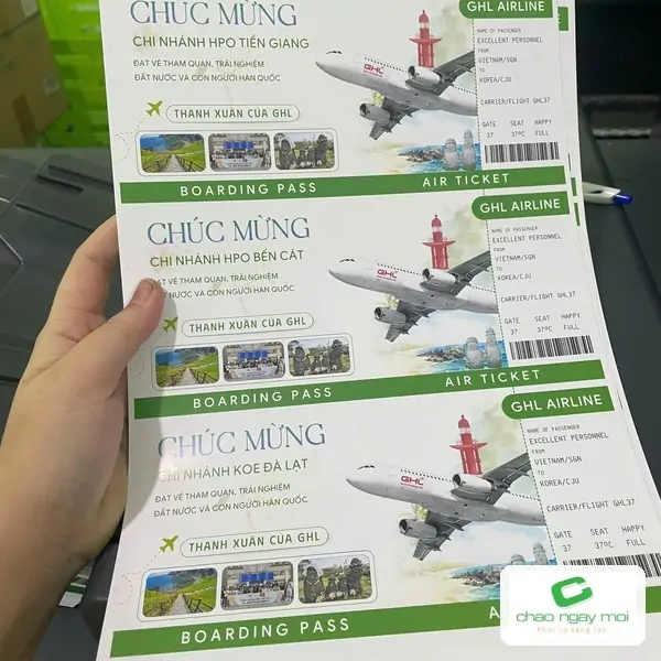 Tờ in vé máy bay mẫu nhiều dòng được cầm trên tay
