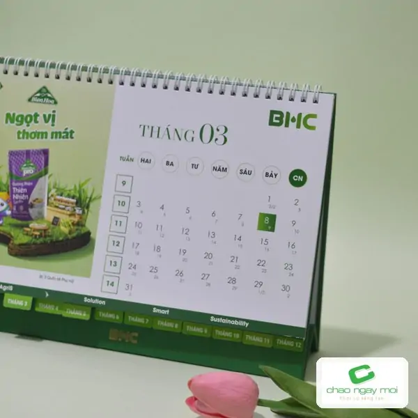 Lịch để b&agrave;n BHC mở trang th&aacute;ng 3