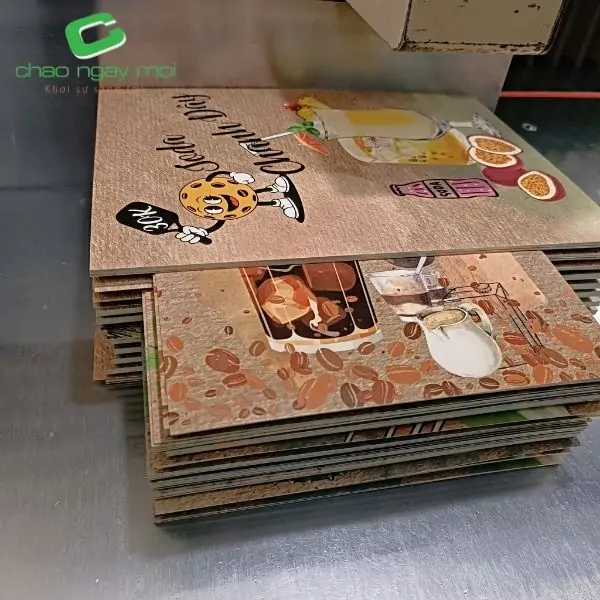 Chọn giấy v&agrave; gia c&ocirc;ng in nhanh menu cần c&acirc;n nhắc loại h&igrave;nh kinh doanh, m&ocirc;i trường sử dụng v&agrave; tần suất thay đổi nội dung